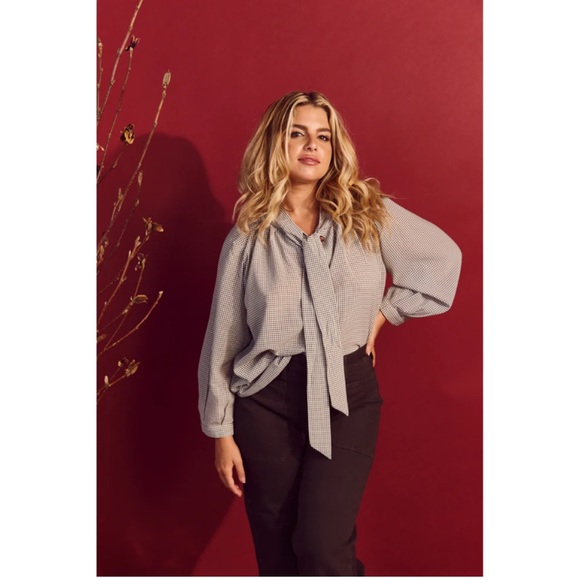 Max Studio Tops - Max Studio blouse bubble sleeves size M
